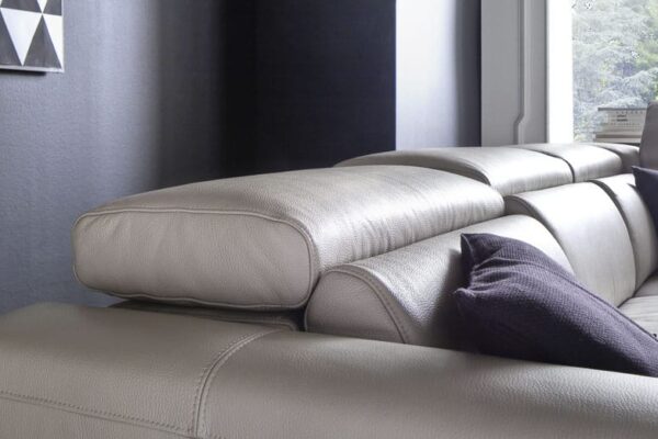 Sofa mit klappbaren Kopfteil