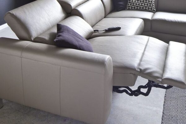 Sofa mit elektrischer Fußstütze