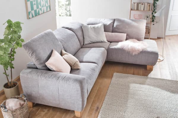 Gemütliches graues Ecksofa mit Kissen