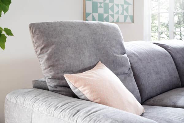 Graues Sofa mit Kissen und Dekor
