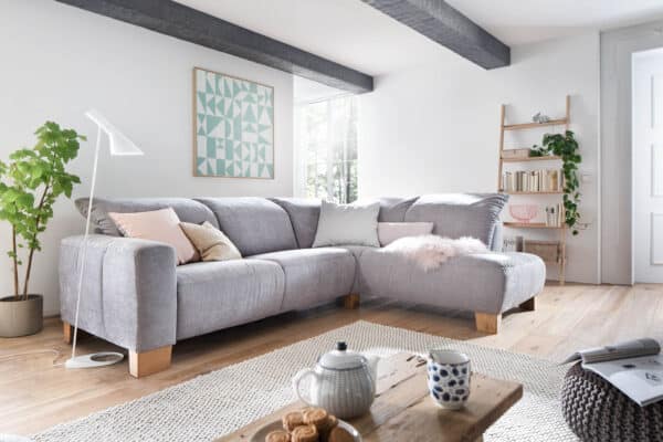 Helles Wohnzimmer mit gemütlichem Ecksofa