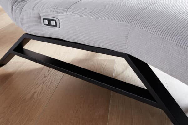 Moderne Relaxliege mit schwarzem Gestell