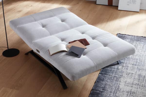 Moderne Liege mit Büchern darauf