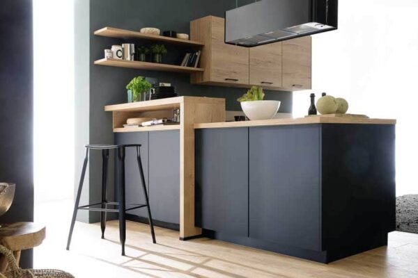 Schwarze Küche mit Designelement mit design element nobilia easytouch