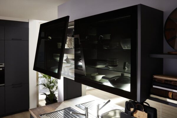 elegante Hängeschränke mit schwarzem Glas