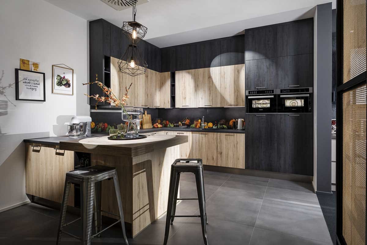 klassische L-Küche mit Holzfronten