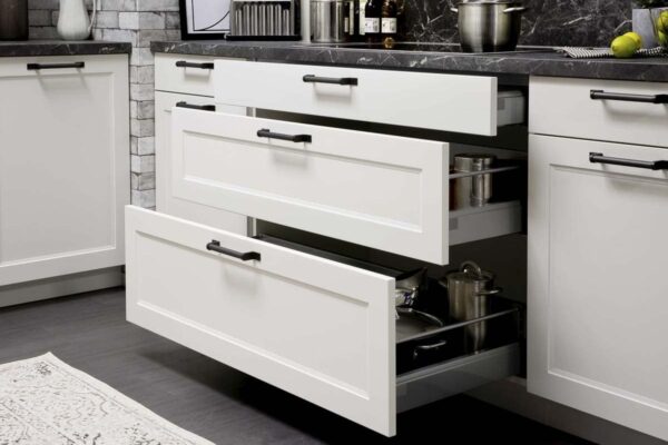 Landhausküche im Angebot mit großen Schubkästen