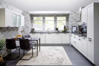 Moderne Landhausküche mit weißer Rahmenfront