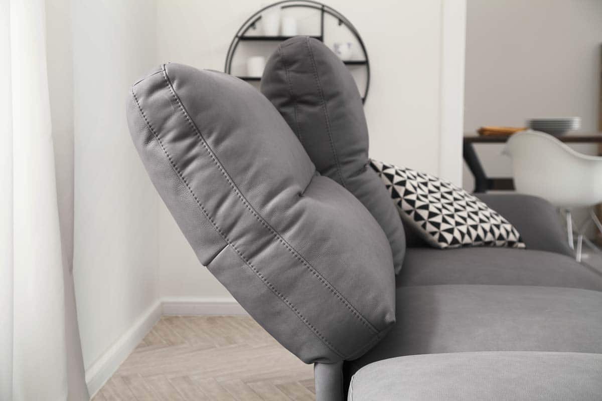 Sofa mit verstellbarer Rückenverstellung