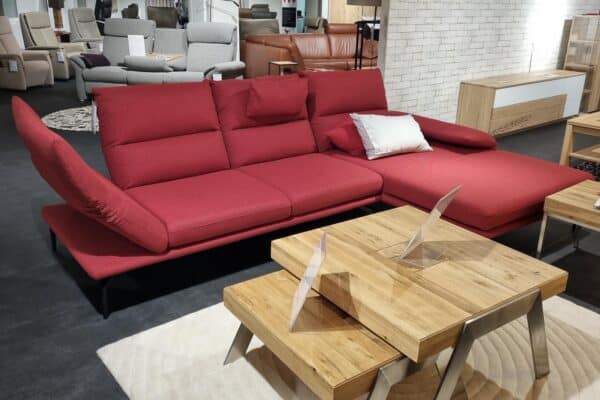 Moderne rote Wohnzimmer-Sofalandschaft mit verstellbaren Rückenlehnen und Holztisch
