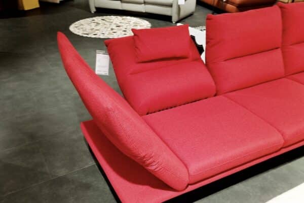 Rotes modernes Sofa im Möbelgeschäft