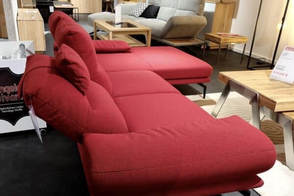 Rotes Ecksofa in modernem Wohnzimmer-Setup im Möbelhaus