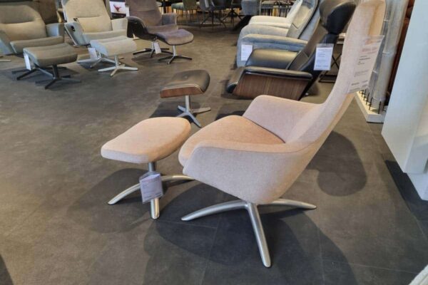 Eleganter Sessel mit Hocker im modernen Möbelgeschäft