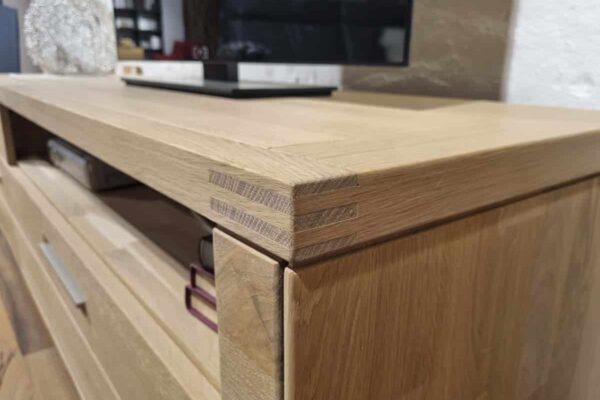 Moderner Eichenschrank mit geschlossener Front und Büchern