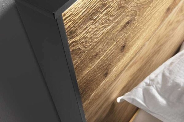Modernes Holz Kopfteil mit schwarzem Metallrahmen an grauer Wand