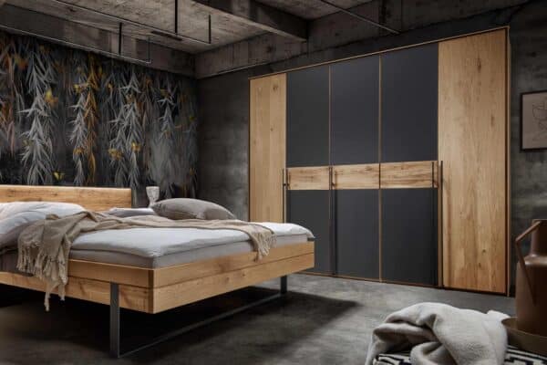 Industrielles Schlafzimmer mit Holzmöbeln und Pflanzenmotivtapete