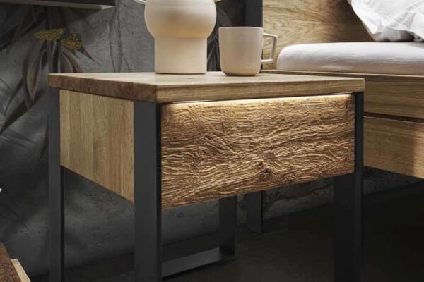 Rustikaler Nachttisch mit Holzdesign und moderner Dekoration im Schlafzimmer