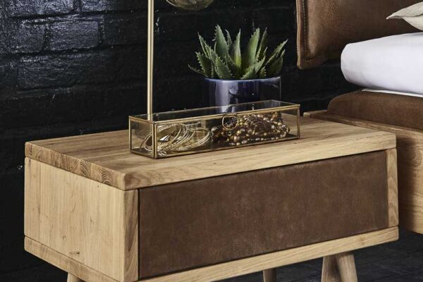 Moderner Holznachttisch mit Lampe, Sukkulente und Ledertapete