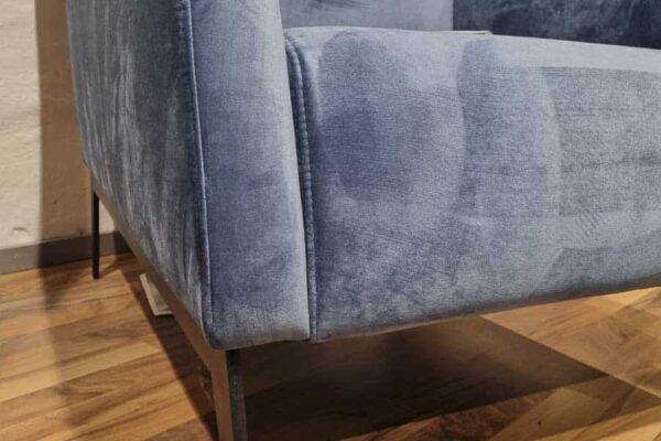 Moderner blauer Sessel auf Holzboden, naher Blickwinkel