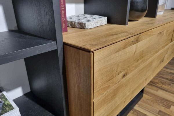 Moderne Holzkommode mit schwarzem Regal, Eiche-Design