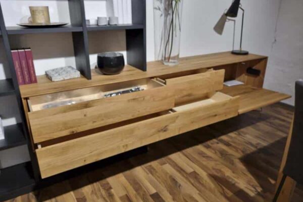 Moderne Holzkommode mit offenen Schubladen und Dekoration