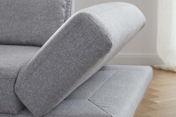 Graues verstellbares Sofa auf Parkettboden