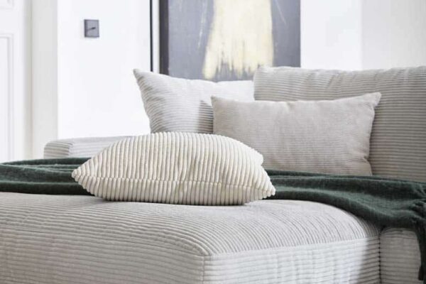 Modernes Wohnzimmer mit grauem Sofa und Kunstwerk an der Wand