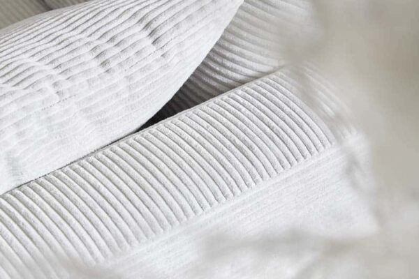 Nahaufnahme beige gestreiftes Sofakissen auf Sofa