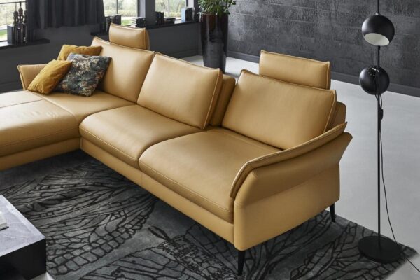 Modernes, gelbes Ledersofa in stilvollem Wohnzimmer mit dekorativen Kissen