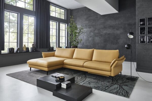 Modernes Wohnzimmer mit gelbem Ledersofa und Panoramafenstern