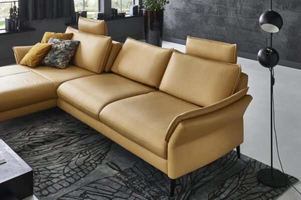 Modulares Ledersofa in Senfgelb mit Kissen und Stehlampe im modernen Wohnzimmer