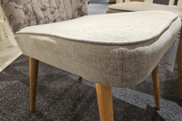 Grauer gepolsterter Stuhl mit Holzbeinen im modernen Design