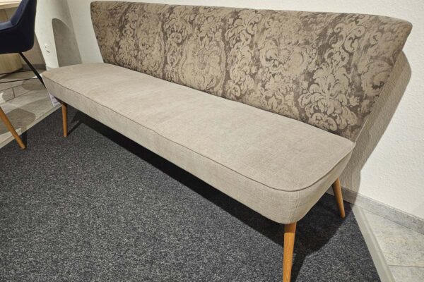 Vintage Sofa mit gemustertem Stoff und Holzbeinen in modernem Wohnzimmer