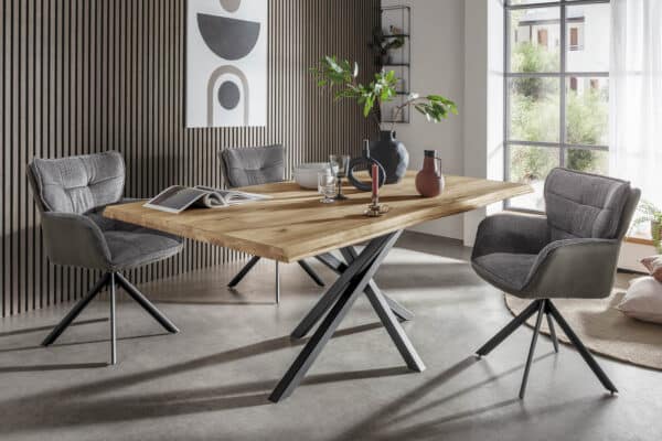 Moderner Esszimmer Tisch mit Stahlgestell und grauen Stühlen in gemütlichem Raum