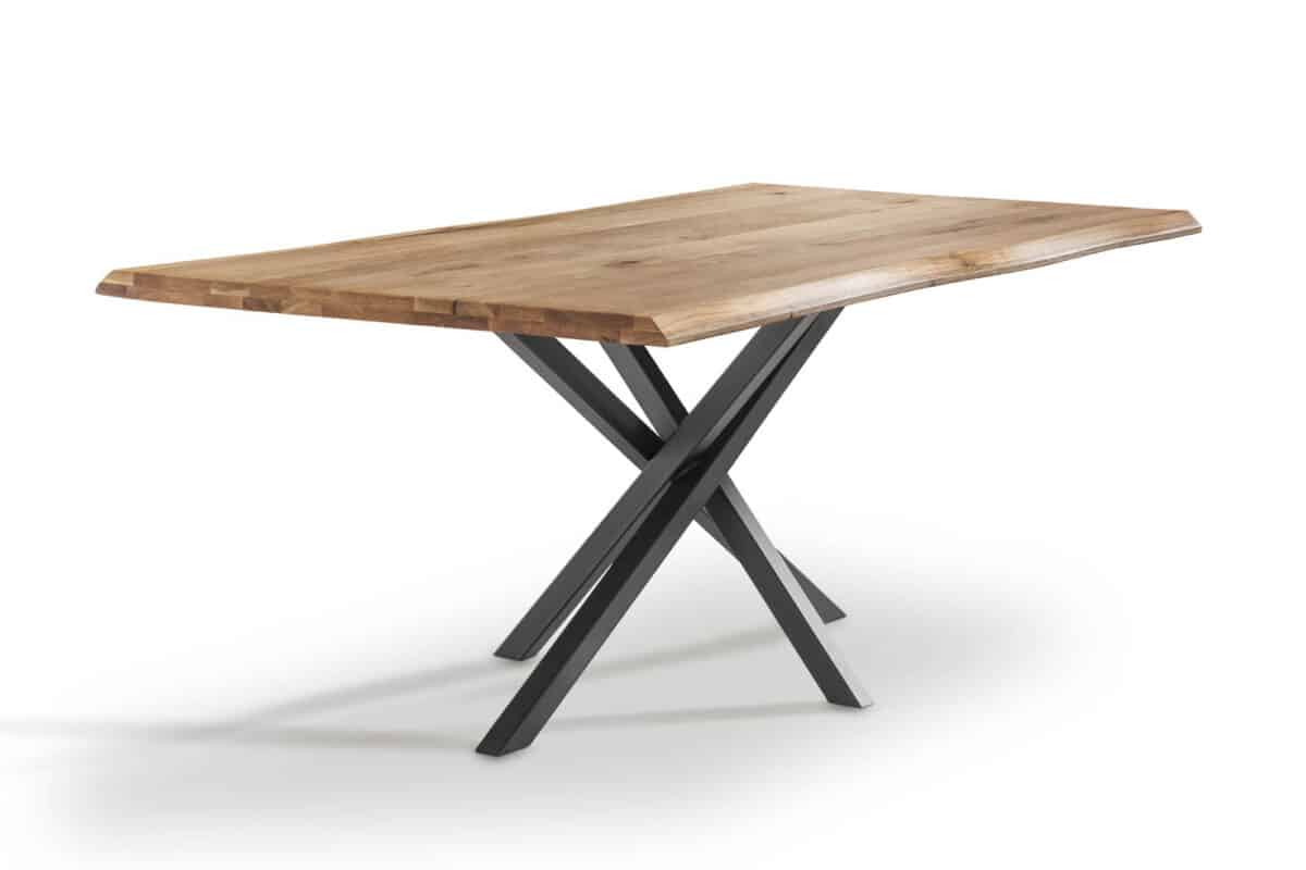 Moderner Massivholztisch mit Metallbeinen