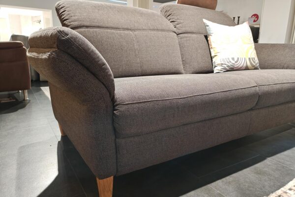 Sofa mit braunem Stoffbezug