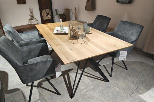 Esszimmer mit Esstisch aus Holz und grauen Polsterstühlen in modernem Design