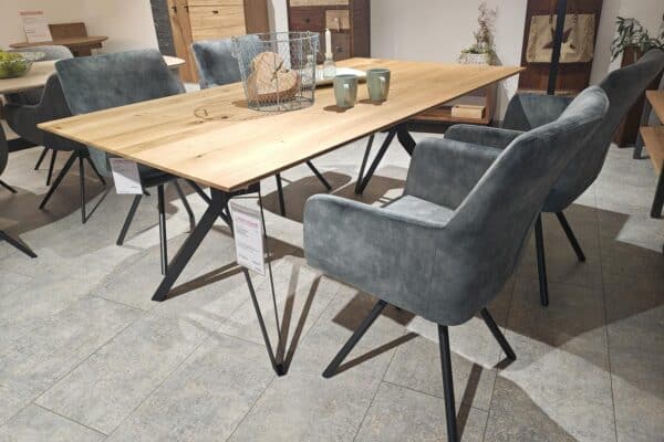 Esszimmer mit Esstisch aus Holz und grauen Stühlen in modernem Design