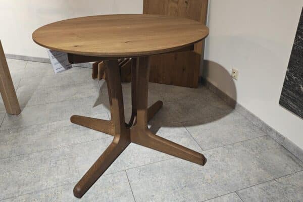 Runder Holztisch im modernen Design auf Fliesenboden
