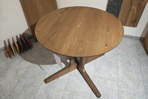 Runder holzener Esstisch mit modernem Design auf Fliesenboden