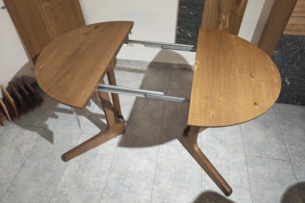 Ausziehbarer Holztisch in modernem Design