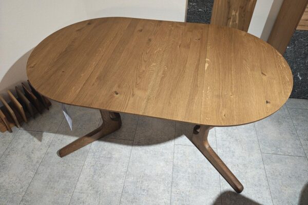 Ovaler Holztisch auf grauem Boden in modernem Design
