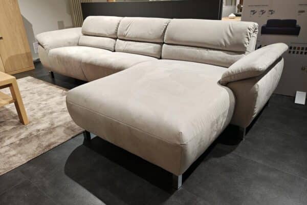 Modernes graues Ecksofa mit Metallbeinen in Wohnzimmerausstellung