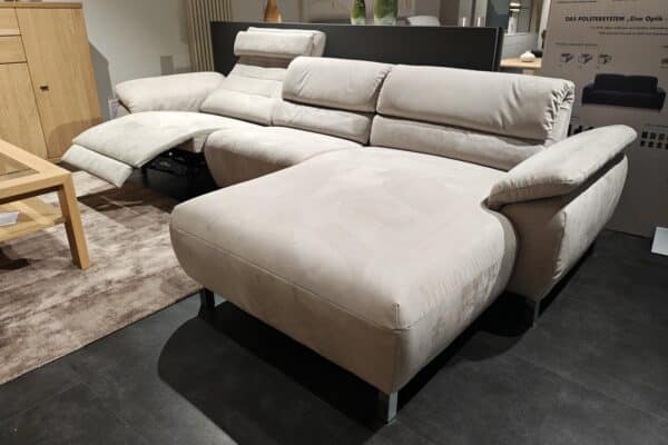 Modernes hellgraues Ledersofa mit verstellbaren Rückenlehnen im Möbelgeschäft