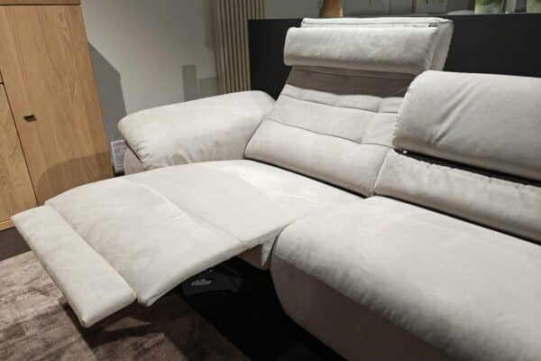 Moderne beige Relax-Sofa mit verstellbarer Rückenlehne und Fußstütze