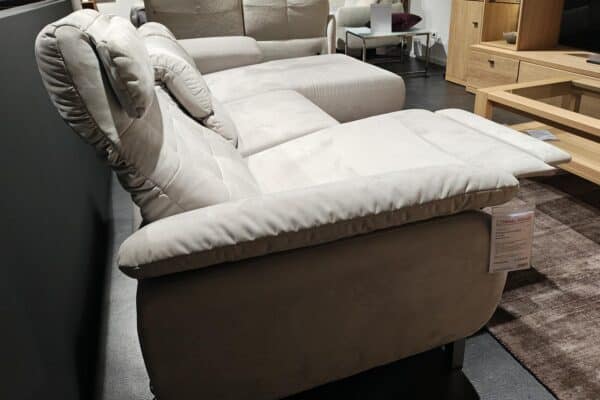 Beige Sofa mit verstellbarer Rückenlehne in einem modernen Wohnzimmer