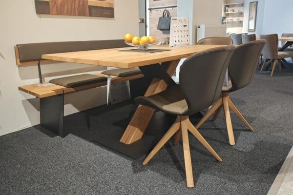 Moderne Esszimmergarnitur mit Holztisch und gepolsterten Stühlen in einem stilvollen Raum