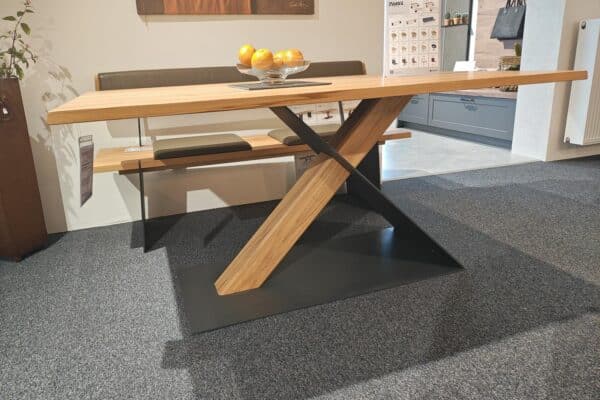 Moderner Holztisch mit X-förmigem Metallgestell im Esszimmer