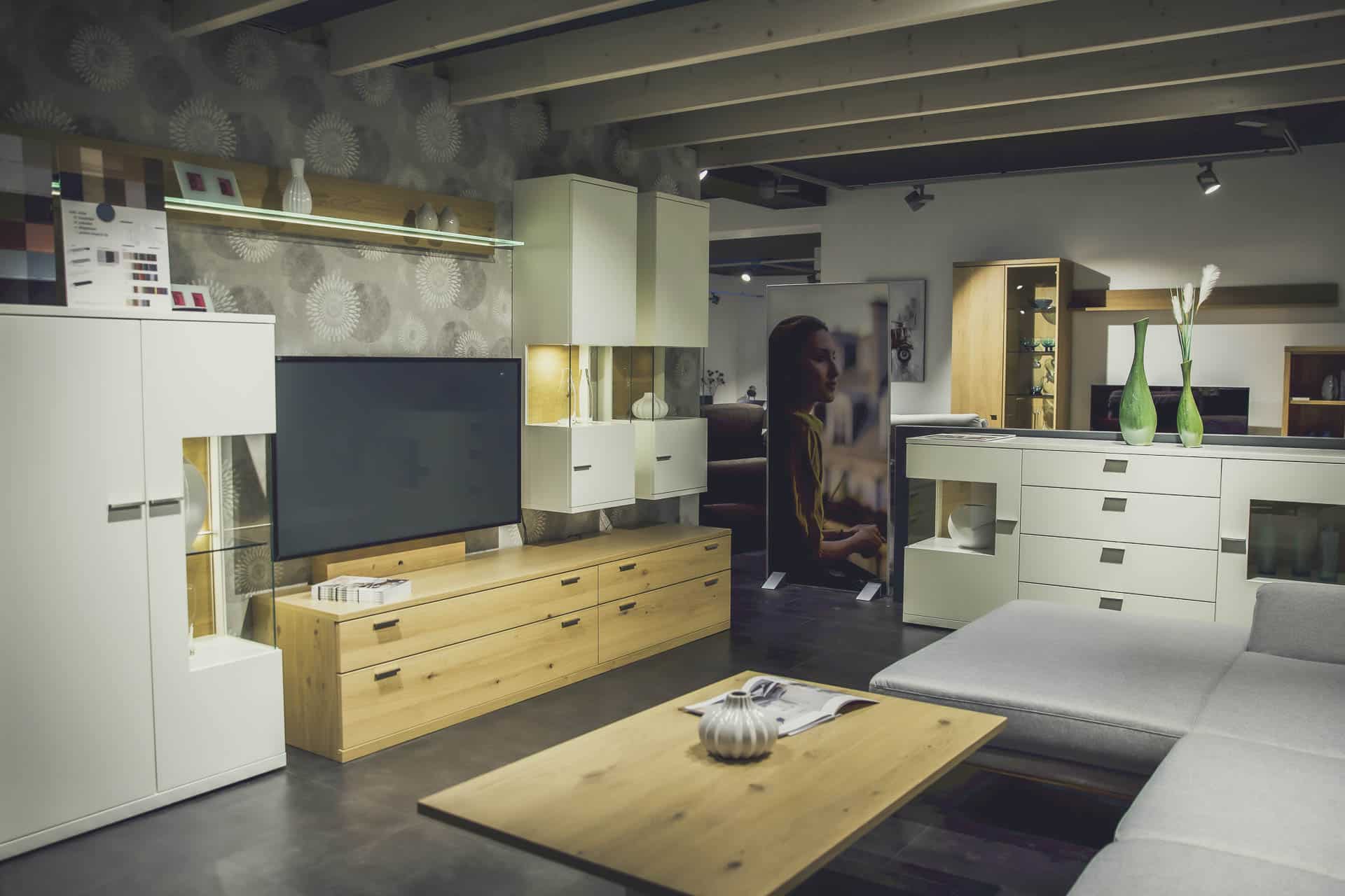 Modernes Wohnzimmerdesign mit eleganten Holzmöbeln und grauem Sofa
