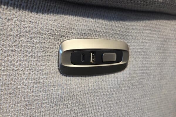 Nahaufnahme einer USB-Ladebuchse in einem Flugzeugsitz